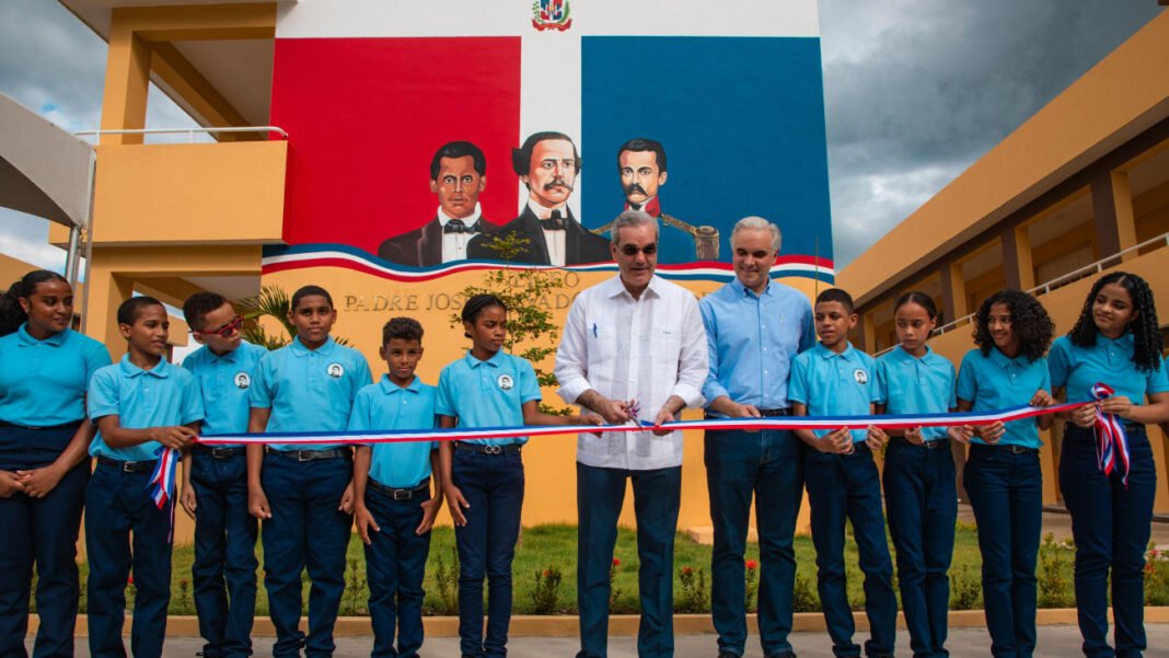 Presidente Abinader deja inaugurado liceo Padre José Salvador Fernández en Bonao Presidente Abinader deja inaugurado liceo Padre José Salvador Fernández en Bonao