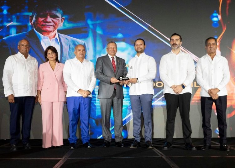 Productores de asfalto reconocen a Leonardo Aguilera por su apoyo al desarrollo del sector Productores de asfalto reconocen a Leonardo Aguilera por su apoyo al desarrollo del sector
