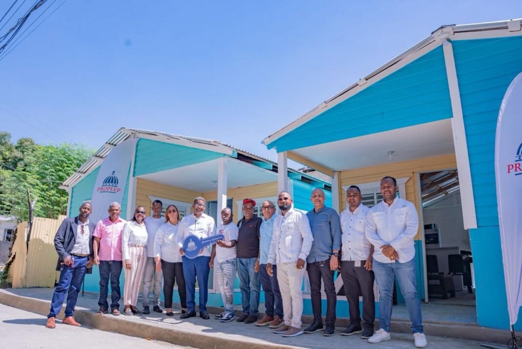 Propeep entrega viviendas a familias afectadas por incendio en Haina Propeep entrega viviendas a familias afectadas por incendio en Haina