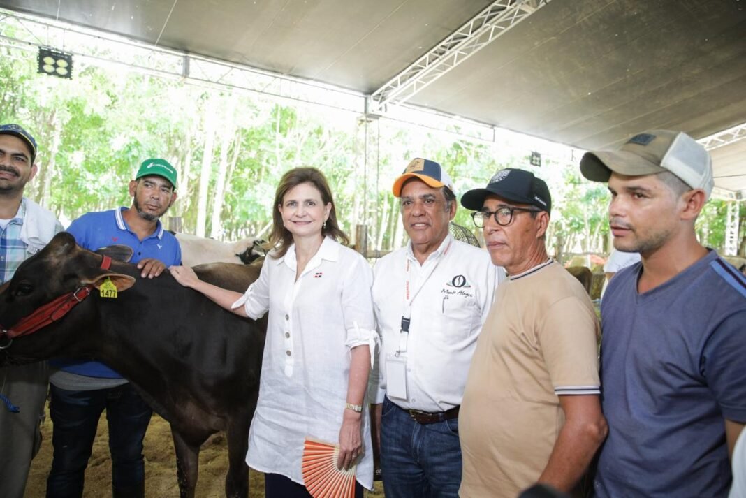 Raquel Peña respalda a emprendedores y marcas nacionales en Expo Cibao Raquel Peña respalda a emprendedores y marcas nacionales en Expo Cibao
