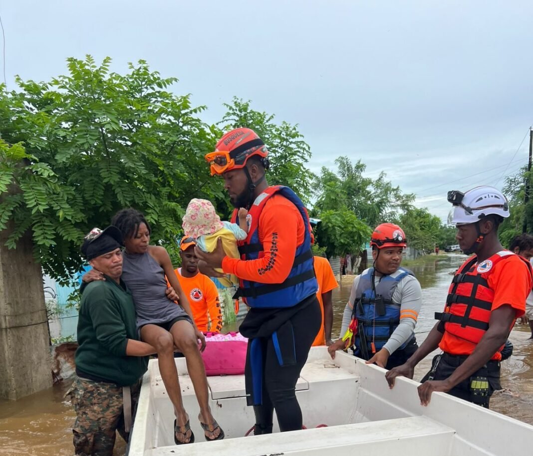 Rescatan madre e hija tras inundación en San Pedro de Macorís por huracán Melissa