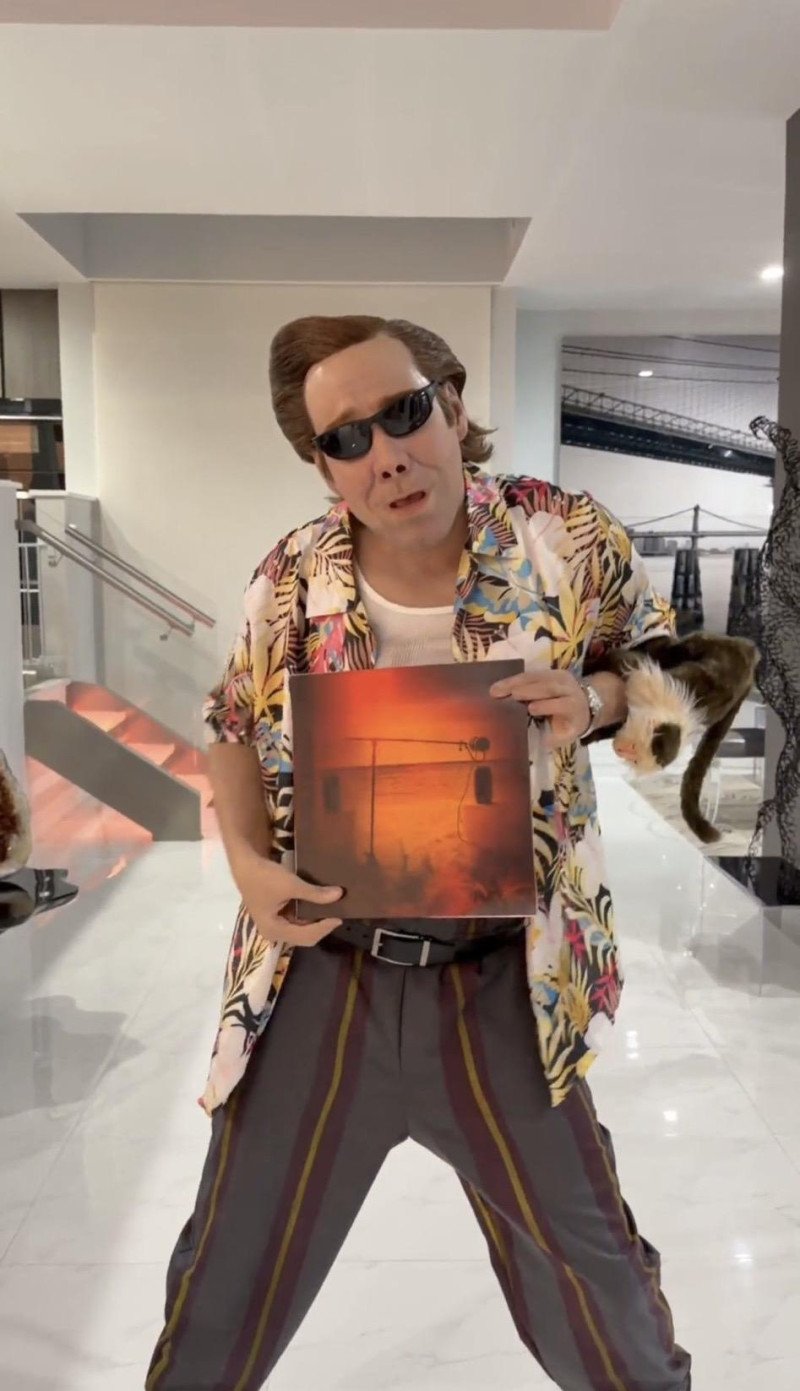 Romeo Santos se disfraza de Ace Ventura en Halloween para anunciar el estreno de su nuevo álbum Romeo Santos se disfraza de Ace Ventura en Halloween para anunciar el estreno de su nuevo álbum