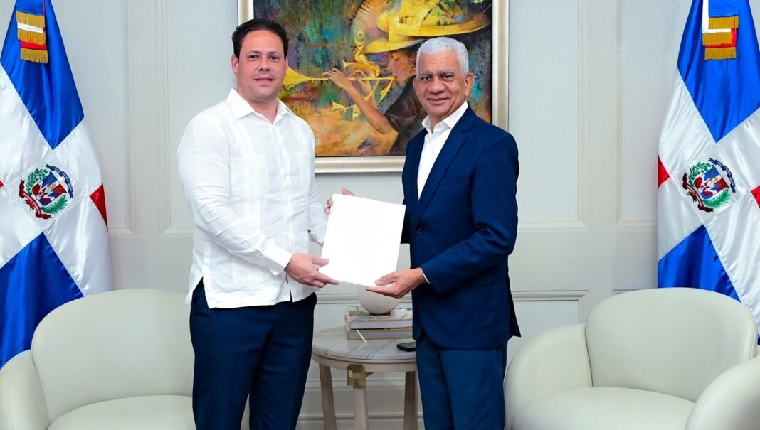 Senado recibe anteproyecto que modifica la Ley 160-21 del MIVED Senado recibe anteproyecto que modifica la Ley 160-21 del MIVED