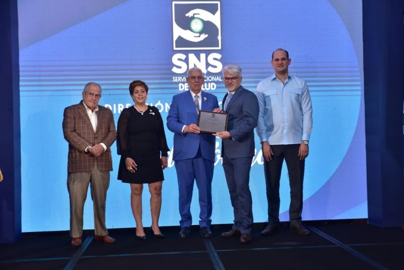 SNS reconoce entrega y profesionalismo en el Día Latinoamericano del Odontólogo
