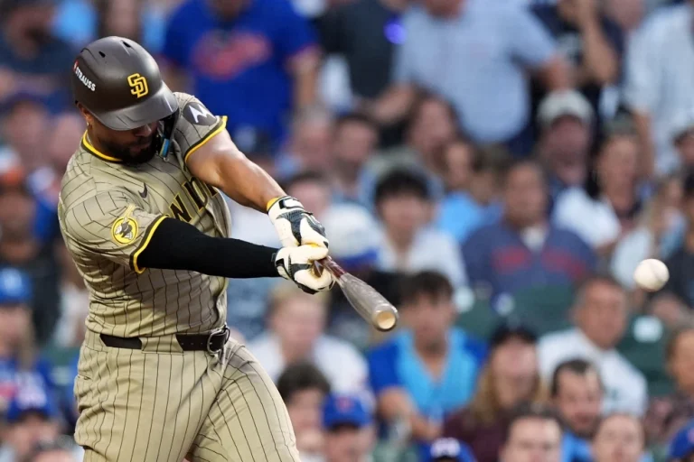 Suspenden 1 juego a Iglesias de los Padres; multan a Bogaerts por disputa con los árbitros al final de temporada Suspenden 1 juego a Iglesias de los Padres; multan a Bogaerts por disputa con los árbitros al final de temporada