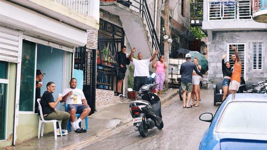 Teteos bajo la lluvia de Melissa en barrios de la capital y el interior