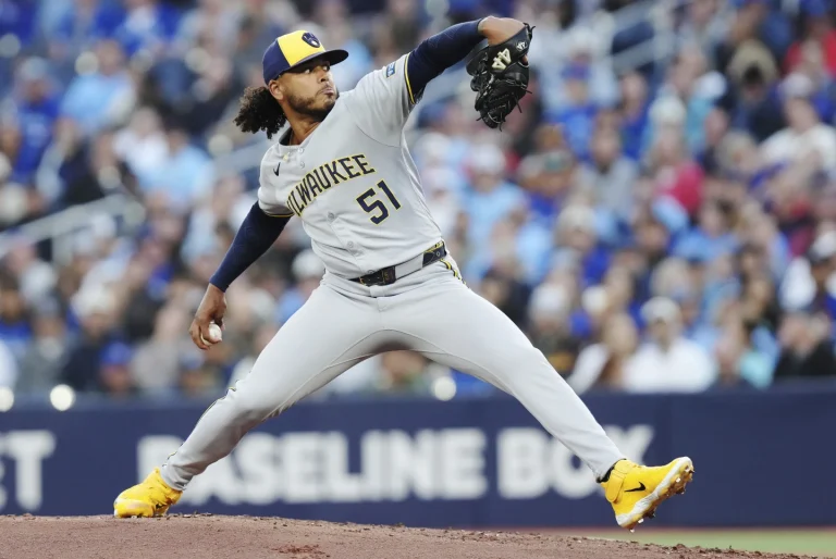 Tres abridores dominicanos: Peralta, Gil y Sánchez, al box en inicio de las Series Divisionales