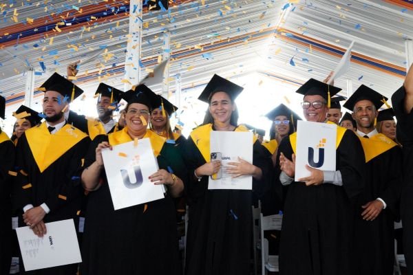 UAPA dominicana gradúa1,700 profesionales en 30 aniversario UAPA dominicana gradúa1,700 profesionales en 30 aniversario