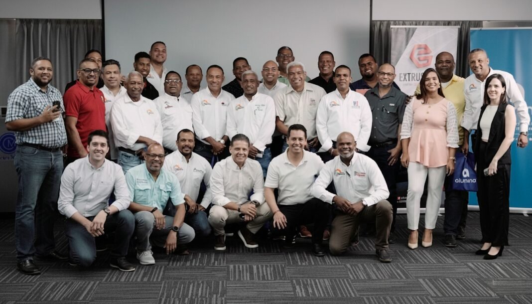 UNEALUM impulsa la capacitación y la innovación en el sector del vidrio y aluminio UNEALUM impulsa la capacitación y la innovación en el sector del vidrio y aluminio