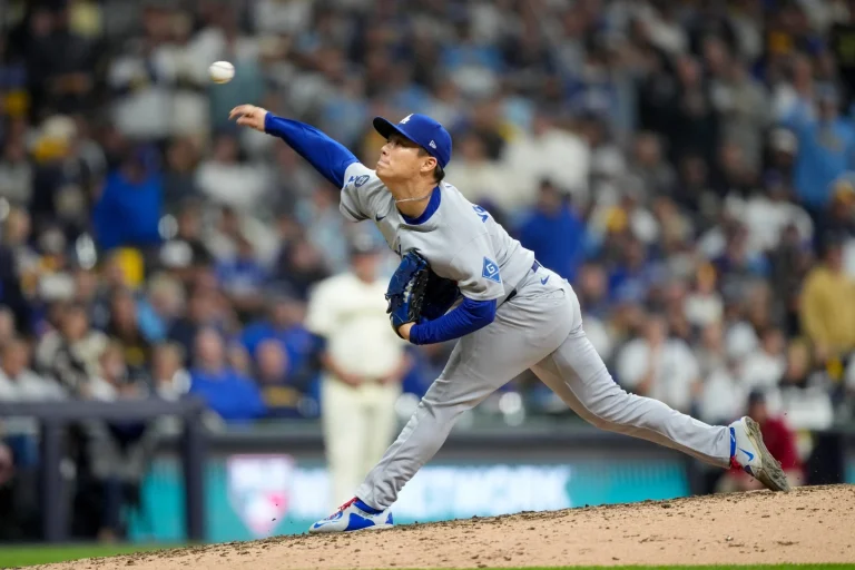 Yamamoto lanza juego de 3 hits y Dodgers vencen 5-1 a los Cerveceros y toman ventaja 2-0 en la NLCS Yamamoto lanza juego de 3 hits y Dodgers vencen 5-1 a los Cerveceros y toman ventaja 2-0 en la NLCS