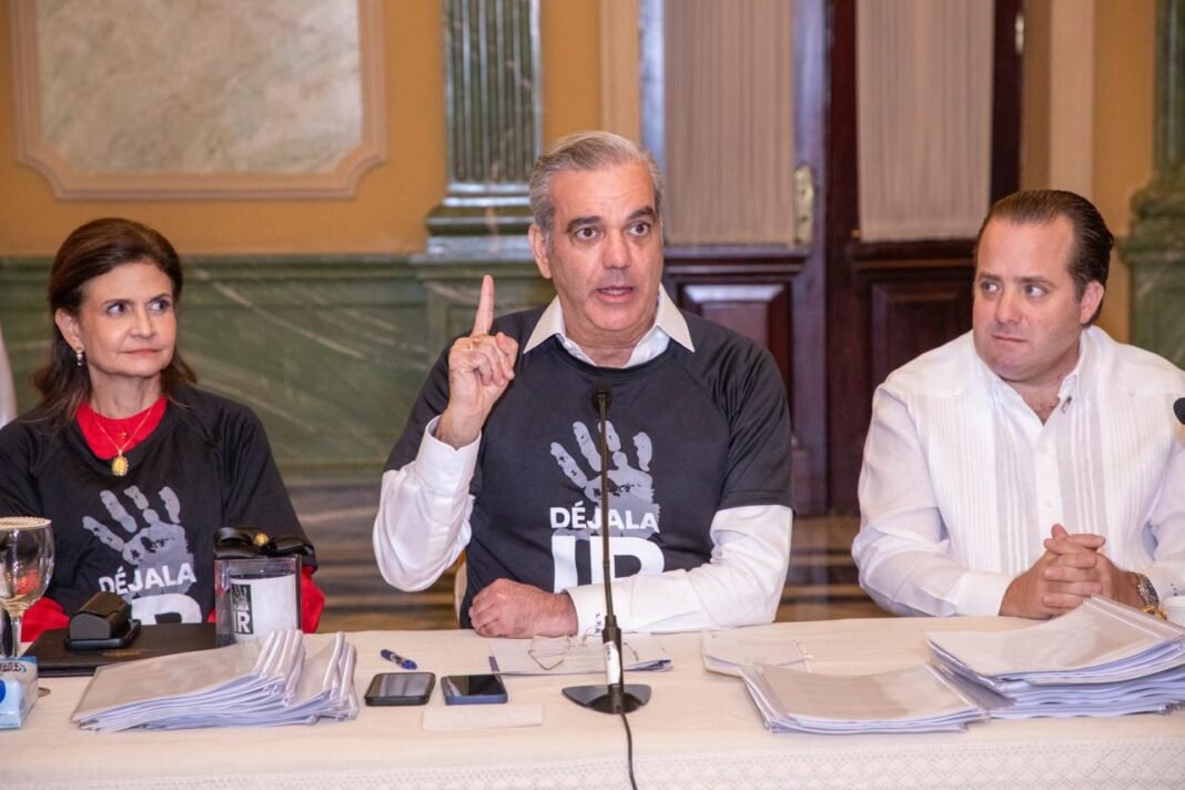 Abinader avala propuesta integral que busca frenar feminicidios y filicidios Abinader avala propuesta integral que busca frenar feminicidios y filicidios