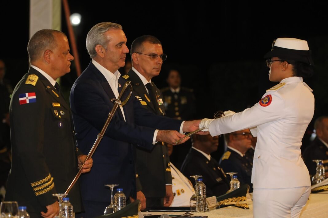 Abinader encabeza graduación de 50 nuevos oficiales del Ejército