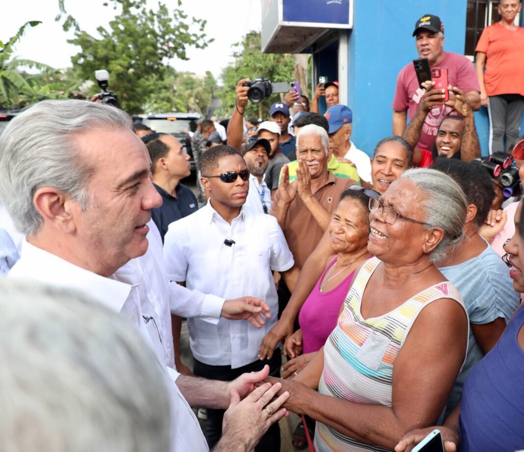 Abinader entrega centros educativos, deportivos, culturales y asfaltado de calles en Santiago