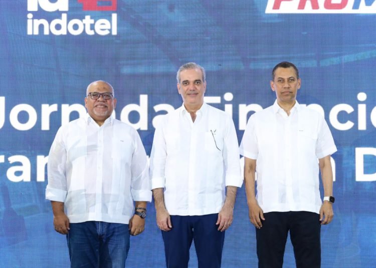 Abinader entrega RD$150,000 millones en créditos y becas tecnológicas