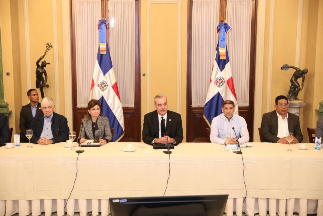 Abinader se reúne con funcionarios para continuar evaluando seguimiento a daños causados por Melissa Abinader se reúne con funcionarios para continuar evaluando seguimiento a daños causados por Melissa