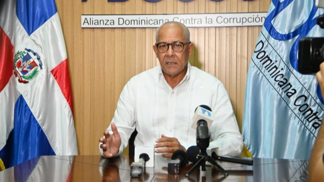 Adocco asegura Abinader no violaría Constitución al mantener a Guzmán Peralta en la Policía