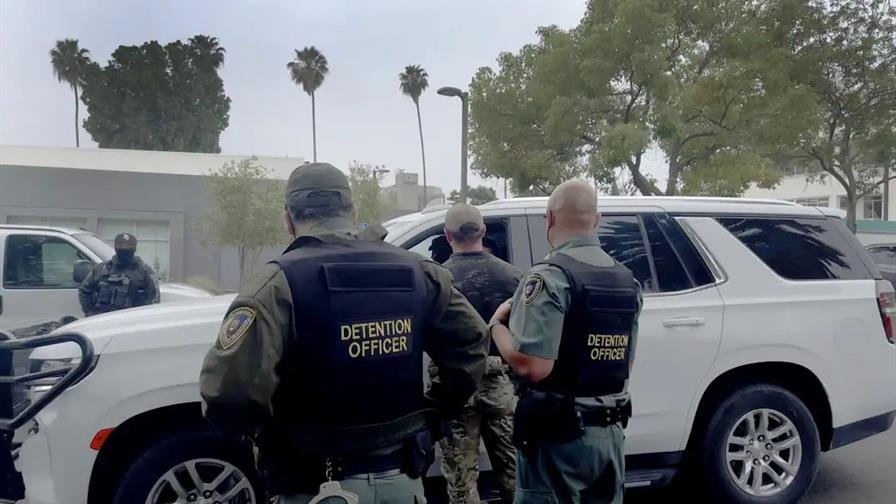 Agentes migratorios armados se llevan carro con un bebé tras arrestar a su padre en EE. UU.