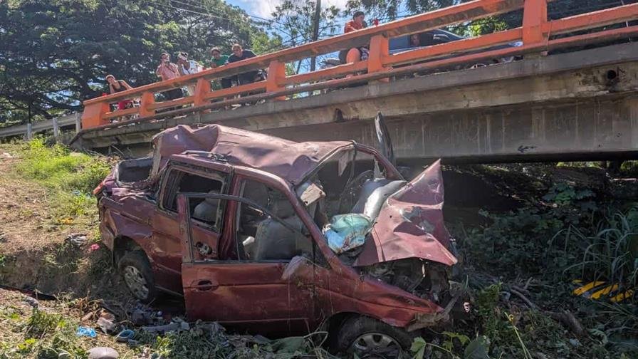 Al menos 23 heridos en accidente de minibús que cayó al río y se incendio en Valverde