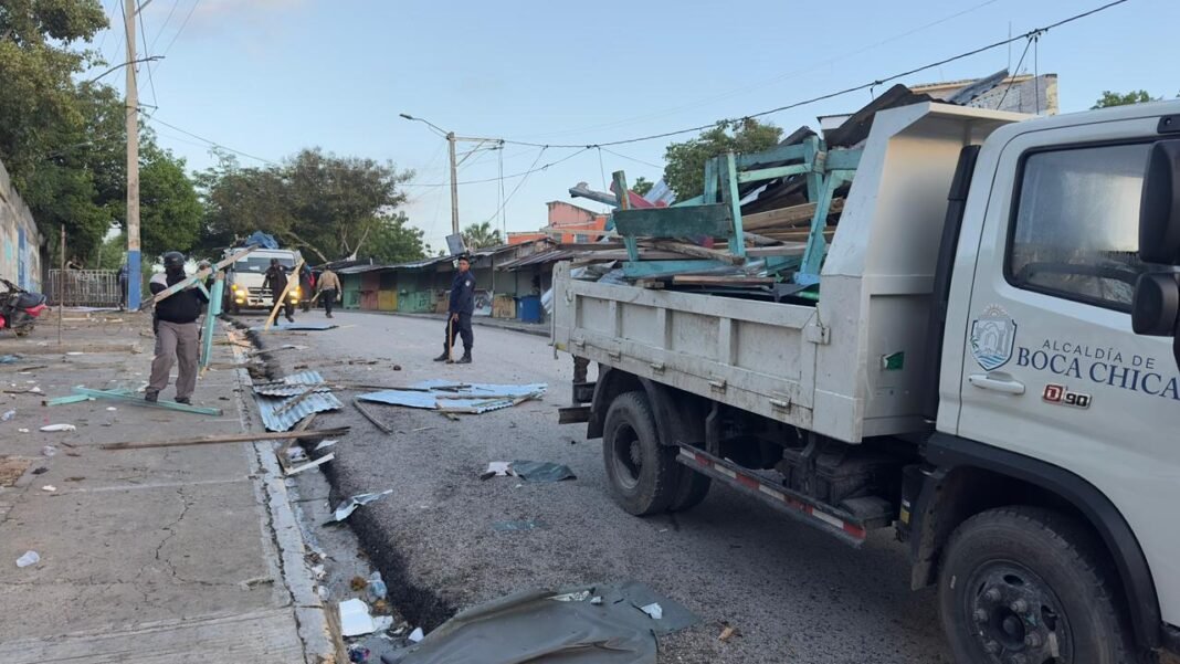 Alcaldía de Boca Chica recupera espacios públicos en la zona de playa