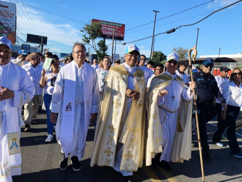Arquidiócesis Santiago realiza caminata Un paso familia 2025