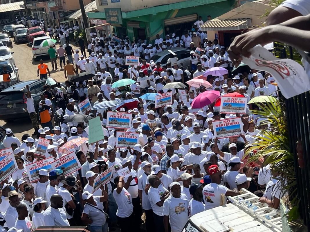 Comunitarios de Pedro Brand salen a la calle en protesta contra plan de vertedero en “El Aguacate”