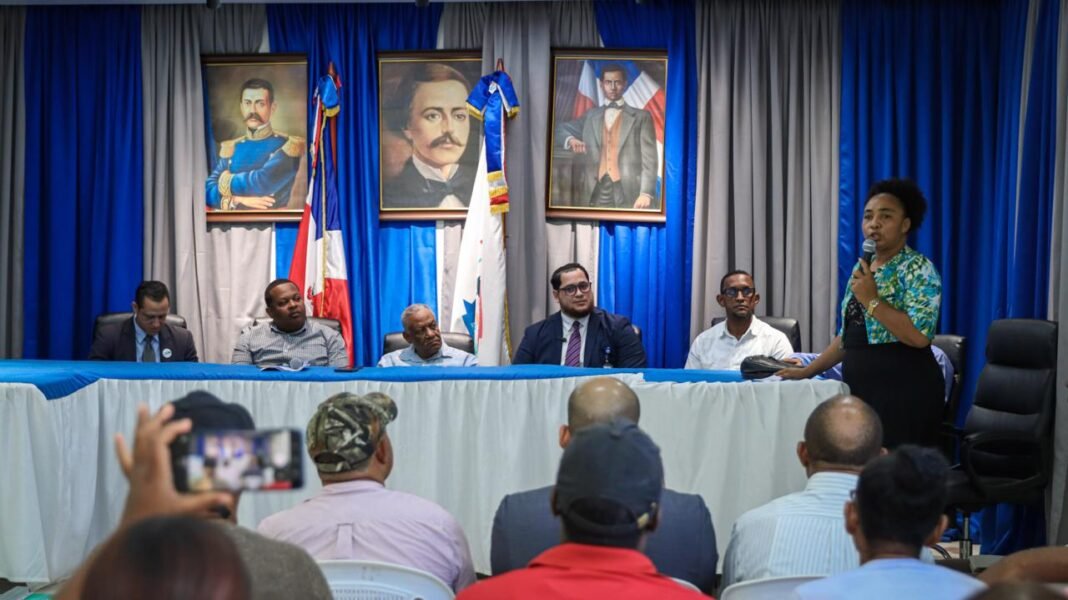 COOP-ASPIRE entrega 33 letreros a comunitarios de Consuelo