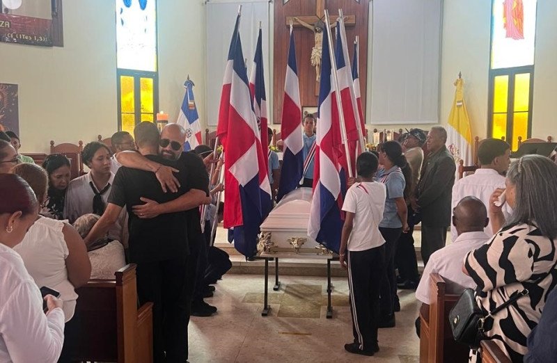 Decenas de personas asisten al sepelio del músico Henry Hierro