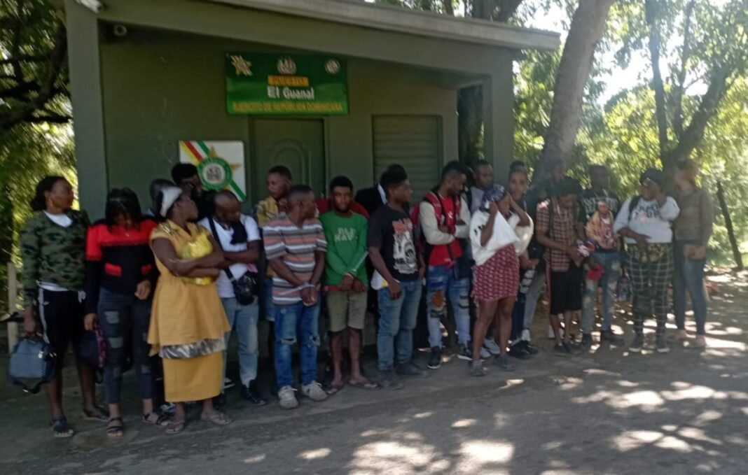 Detienen a 21 haitianos indocumentados en zona rural de Santiago Rodríguez