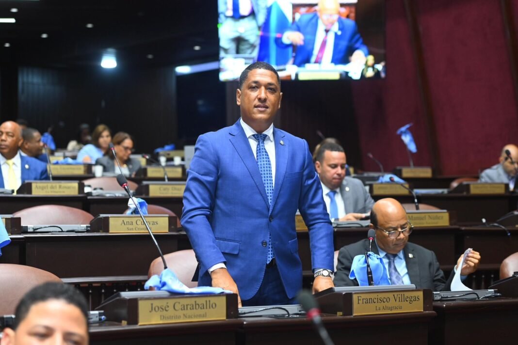 Diputado Villegas somete proyecto de ley para afiliar a servidores públicos al SENASA