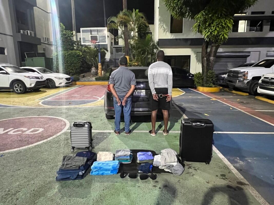 DNCD ARRESTA DOS HOMBRES CON MALETA LLENA DE PRENDAS DE VESTIR IMPREGNADAS DE PRESUNTA COCAÍNA