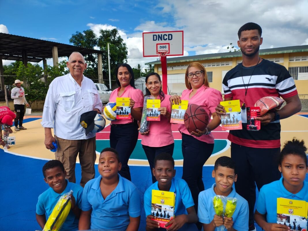 DNCD REMOZA CANCHA Y ENTREGA ÚTILES DEPORTIVOS EN LA VEGA