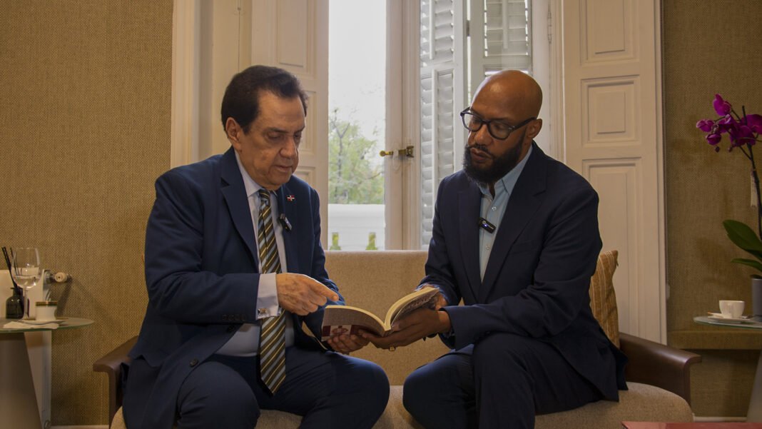 El Embajador dominicano en España Tony Raful recibe libro “Cuando la Vida nos Sacude” de manos de su autor Juan Rojas