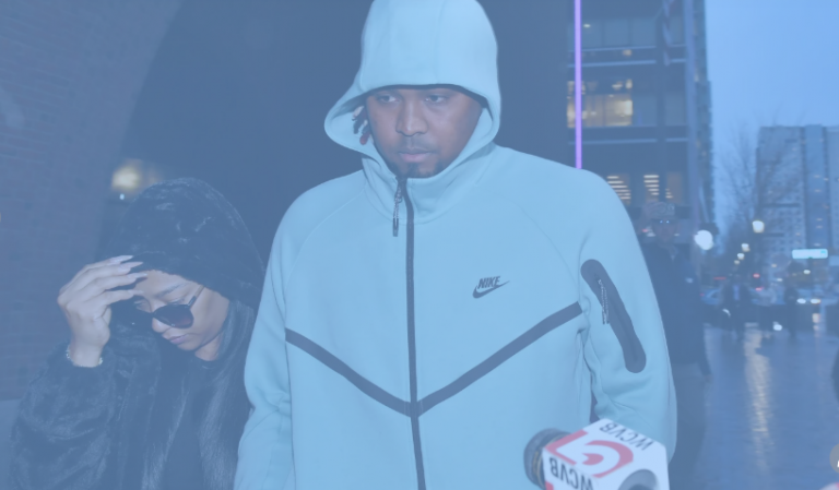 El lanzador dominicano Luis Ortiz, al centro, sale del Tribunal Federal tras una audiencia, el lunes