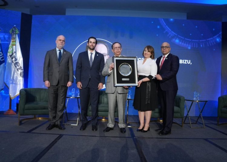 Foro Económico elDinero reconoce a Valdez Albizu por su trayectoria y aportes a República Dominicana
