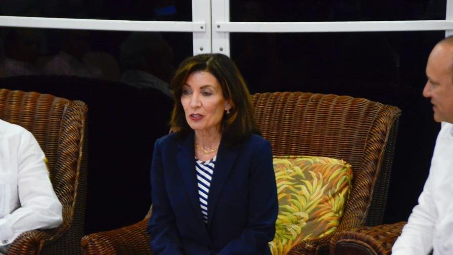 Gobernadora de Nueva York, Kathy Hochul, llega a Santiago en su primera visita oficial a RD