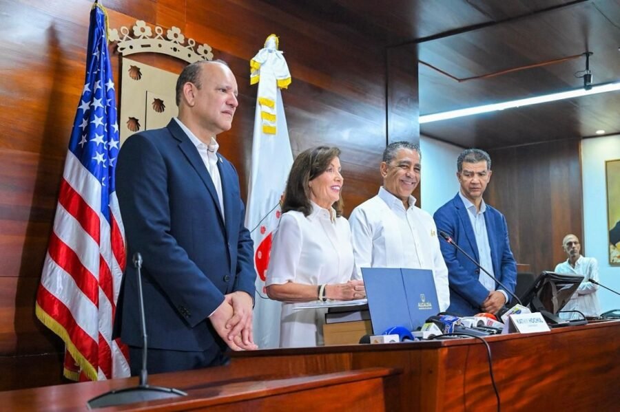Gobernadora de Nueva York, Kathy Hochul, recibe la llave de Santiago