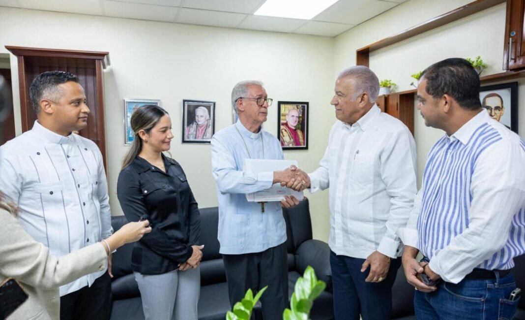 Gobierno entrega RD$27 millones a casa de sacerdotes en Mao-Montecristi