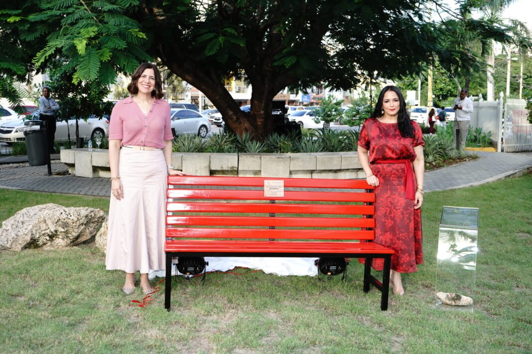Inauguran el “Banco Rojo” como símbolo de la lucha contra la violencia de género