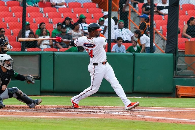 Jiménez y Oliva jonronean en paliza Toros a Estrellas