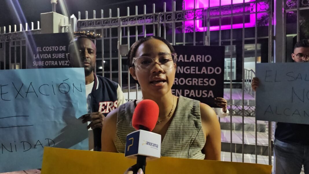 Jóvenes protestan frente a la DGII en apoyo a reclamo de Omar Fernández por indexación salarial