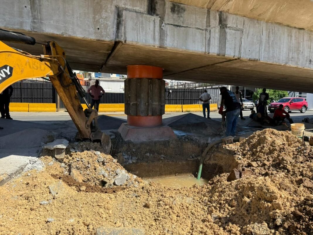 La CAASD interviene línea afectada bajo el elevado Churchill–Kennedy