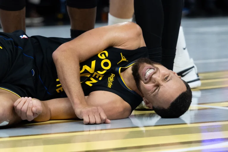 La estrella de los Warriors Stephen Curry estará fuera de acción al menos una semana por una lesión en el cuádriceps La estrella de los Warriors Stephen Curry estará fuera de acción al menos una semana por una lesión en el cuádriceps