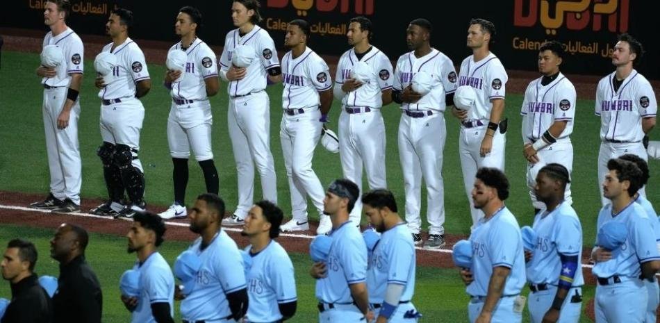 Liga de béisbol en Dubai inicia con reglas novedosas y camellos