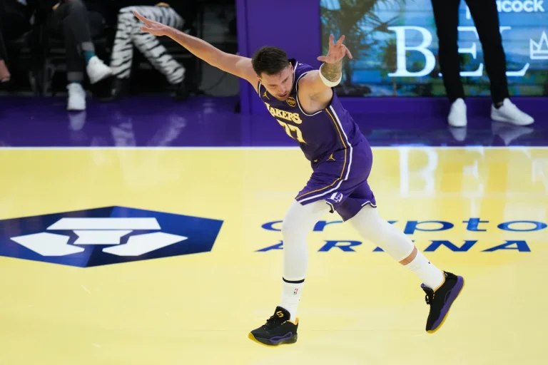 Los resultados NBA: Doncic anotó 43. James 25. Lakers vencen a los Clippers para quinto triunfo corrido