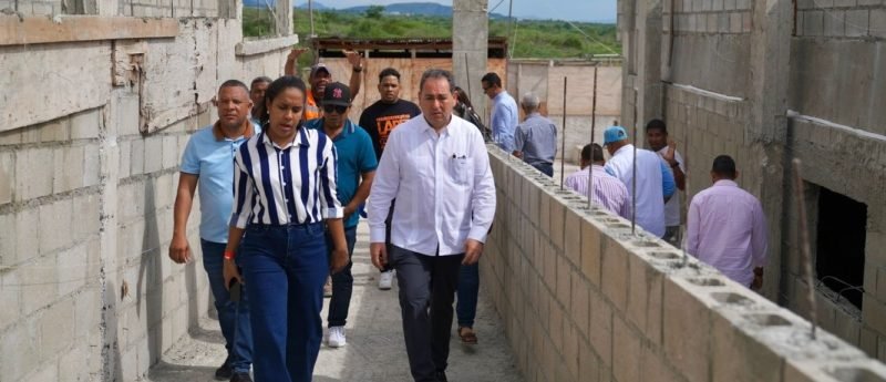 Mario Lama supervisa construcción del nuevo hospital de Villa Jaragua
