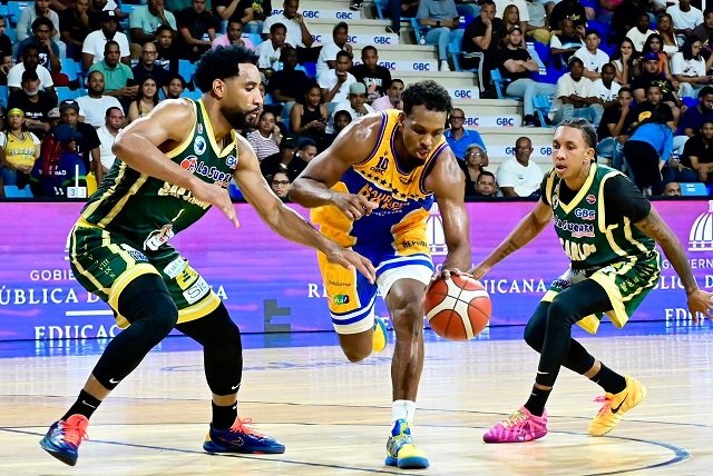 Mauricio Báez puso contra la pared a San Carlos en la final del TBS del Distrito