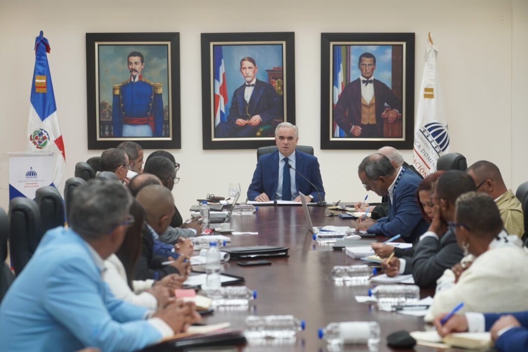 Minerd presenta a directores regionales estrategia que busca fortalecer la calidad educativa