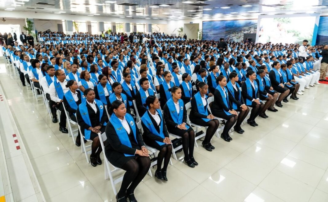 Ministerio Defensa entrega al país 46,799 nuevos técnicos Ministerio Defensa entrega al país 46,799 nuevos técnicos