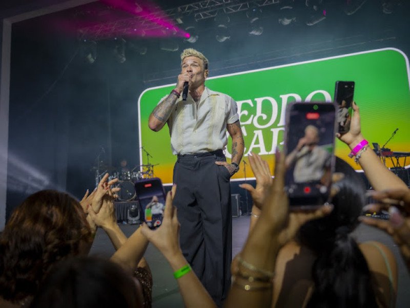 Pedro Capó conquista los corazones de fanaticada dominicana con gira “La Carretera”