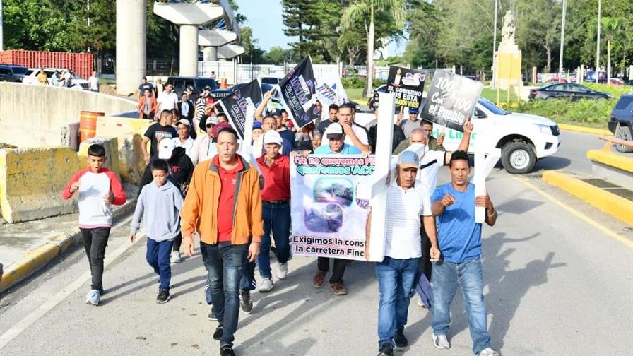 Peregrinos salen desde Santiago hacia el Palacio Nacional para exigir construcción de carretera